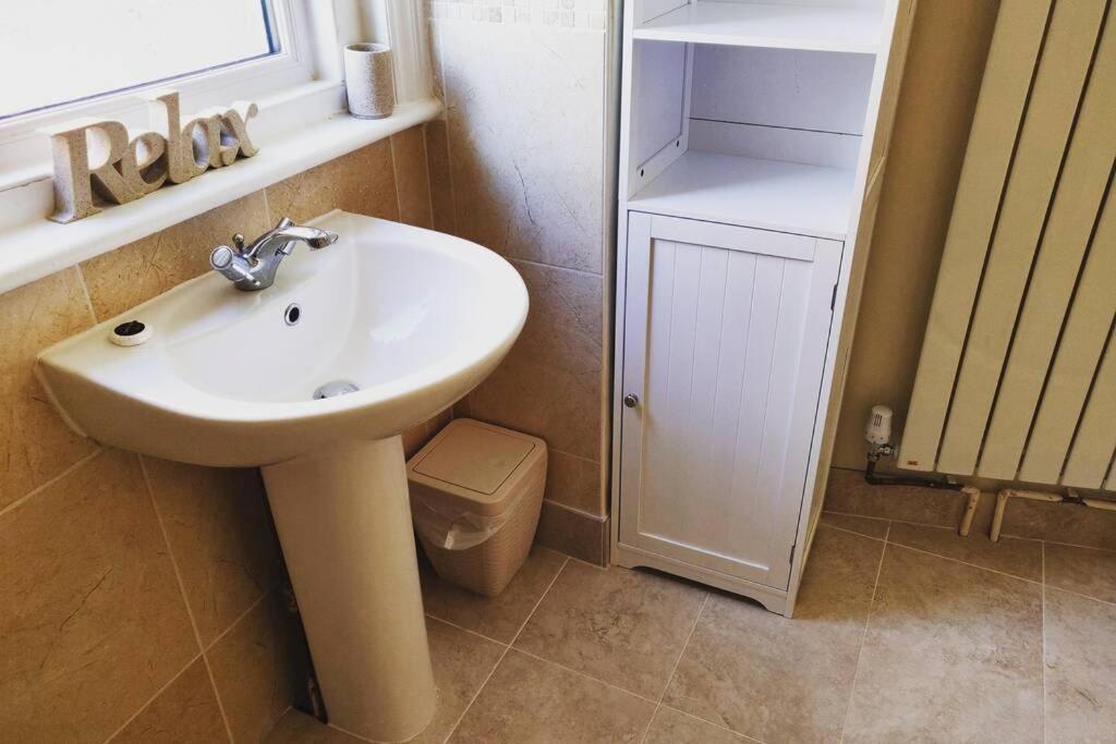 New 1 Bed First Floor Flat In Central Фархэм Экстерьер фото