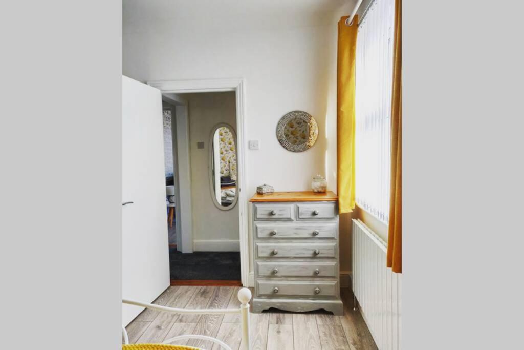 New 1 Bed First Floor Flat In Central Фархэм Экстерьер фото